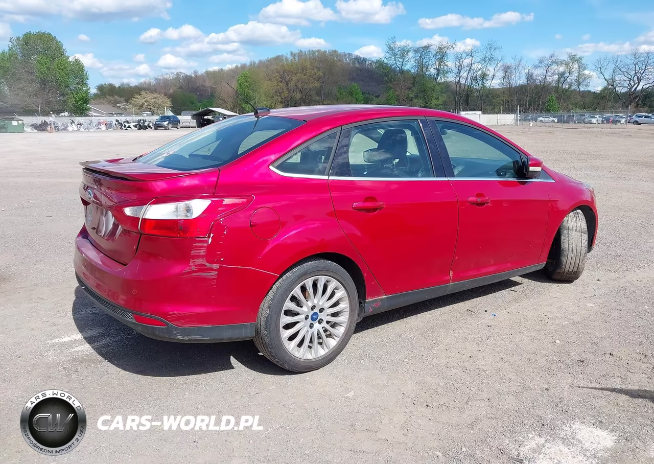 2012 Ford Focus Titanium VIN:1FAHP3J27CL229946 - 4