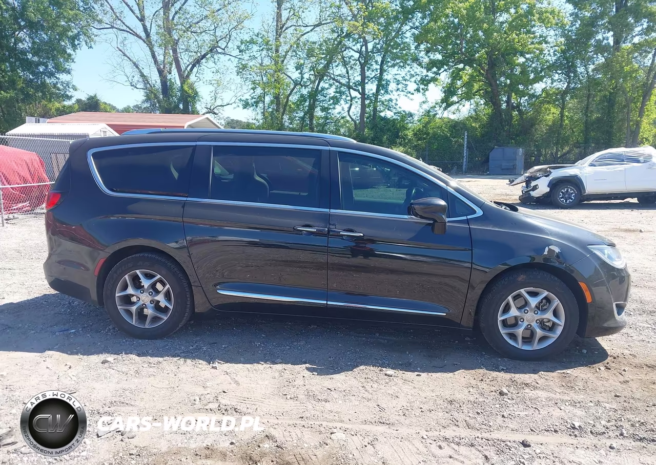 2017 Chrysler Pacifica Touring-L Plus VIN:2C4RC1EG1HR669082 - 13
