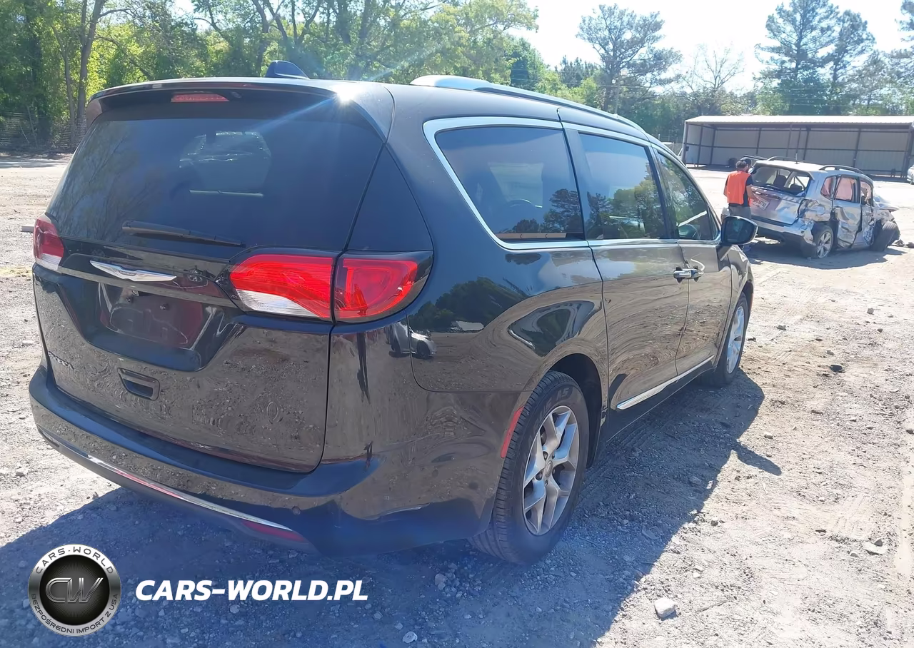 2017 Chrysler Pacifica Touring-L Plus VIN:2C4RC1EG1HR669082 - 4