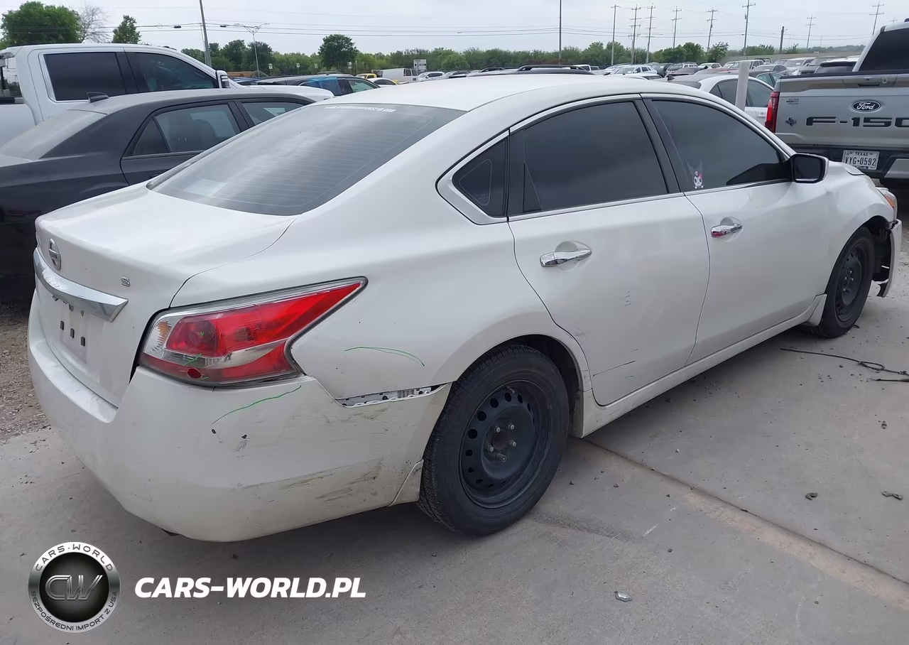 2015 Nissan Altima 2.5 S VIN:1N4AL3AP0FN330666 - 4