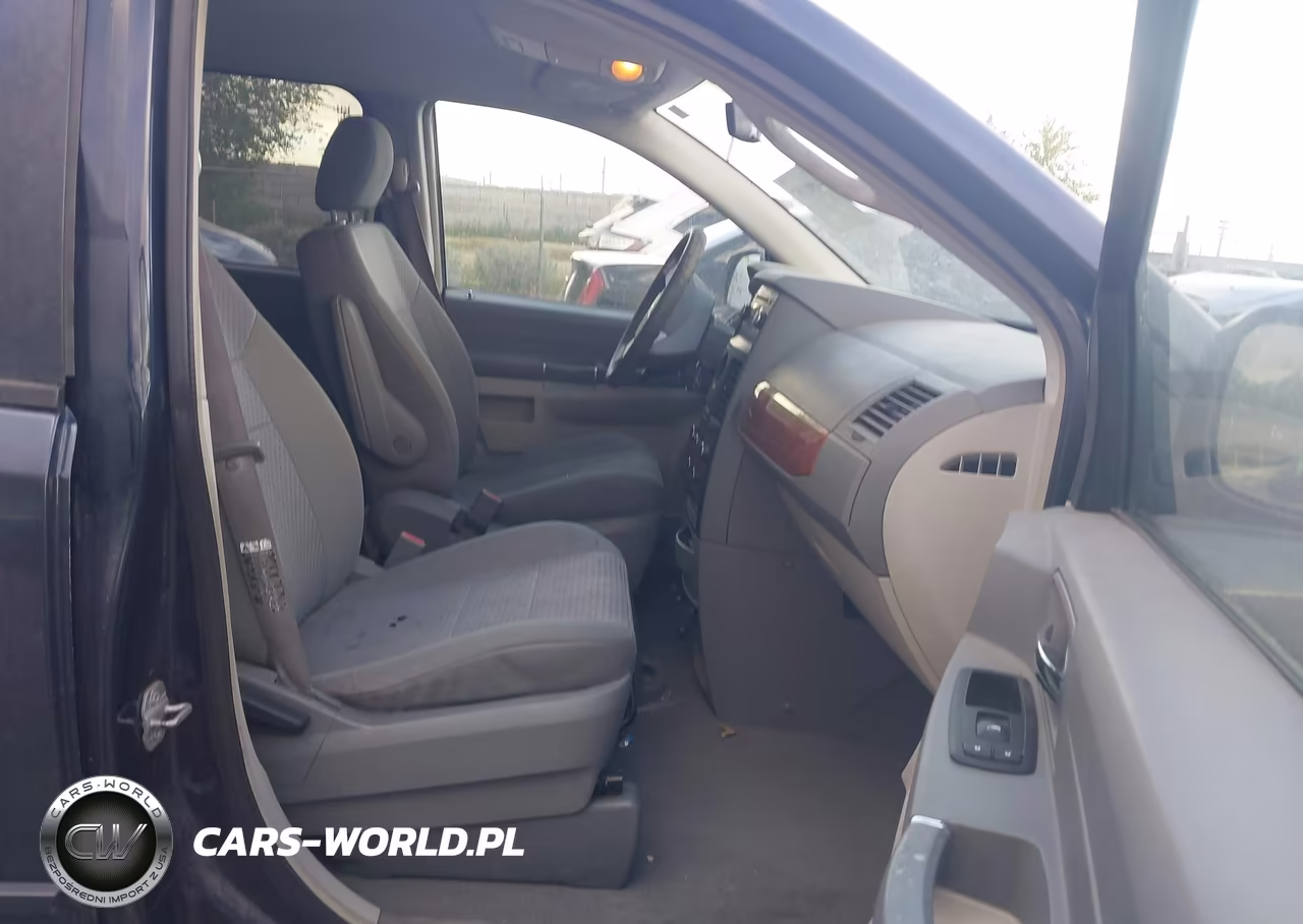 2008 Chrysler Town & Country Lx VIN:2A8HR44H18R678167 - 5
