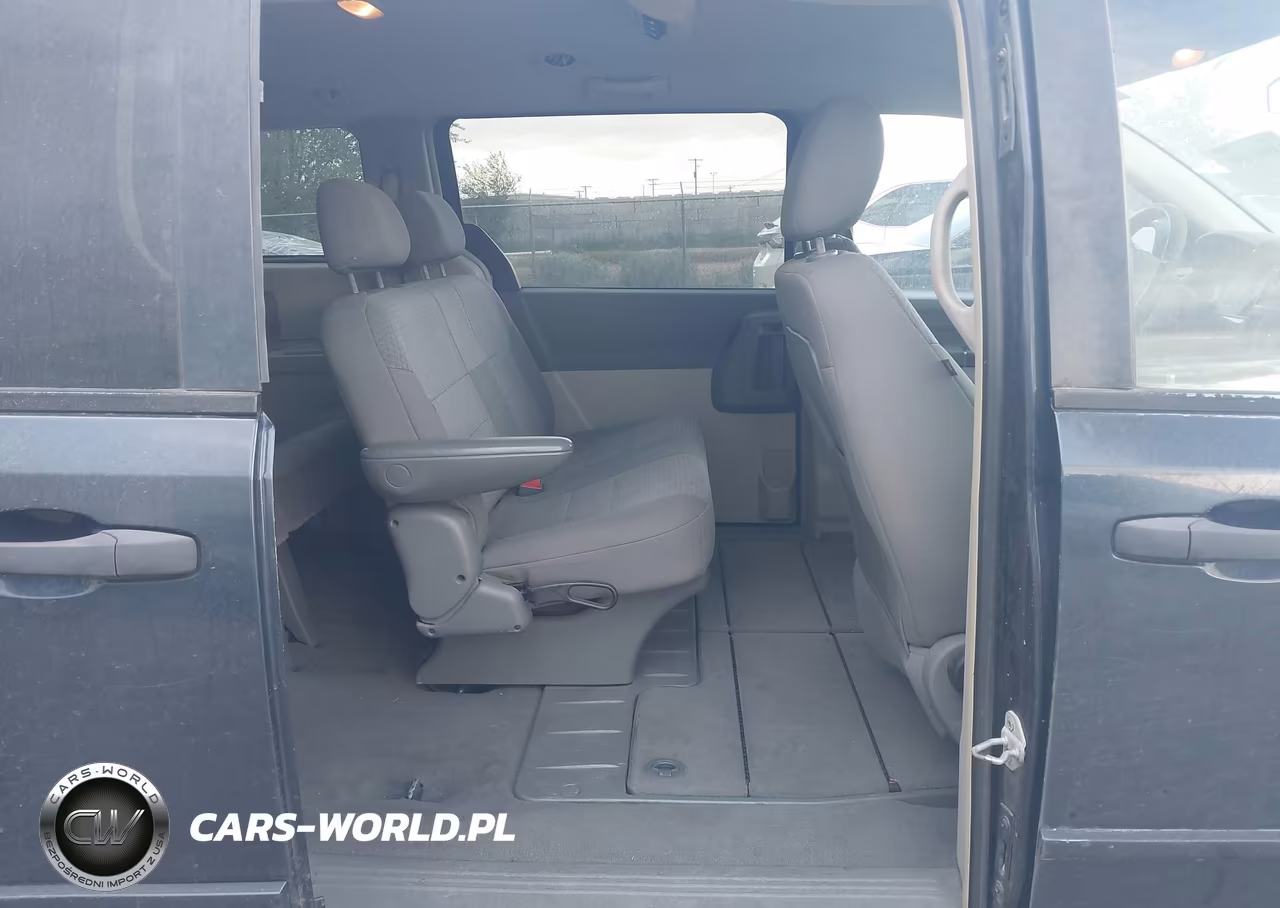 2008 Chrysler Town & Country Lx VIN:2A8HR44H18R678167 - 8