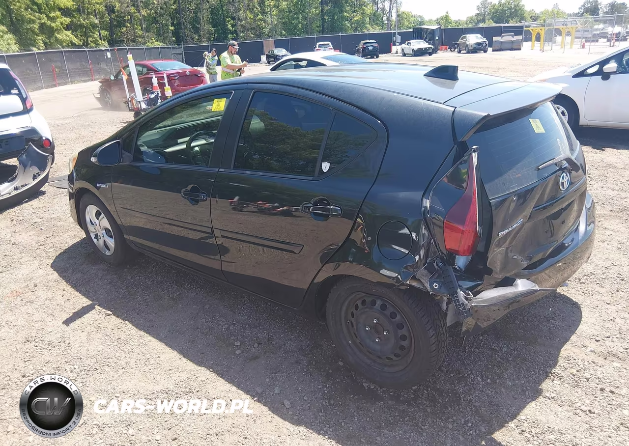 2015 Toyota Prius C Two VIN:JTDKDTB34F1114110 - 3