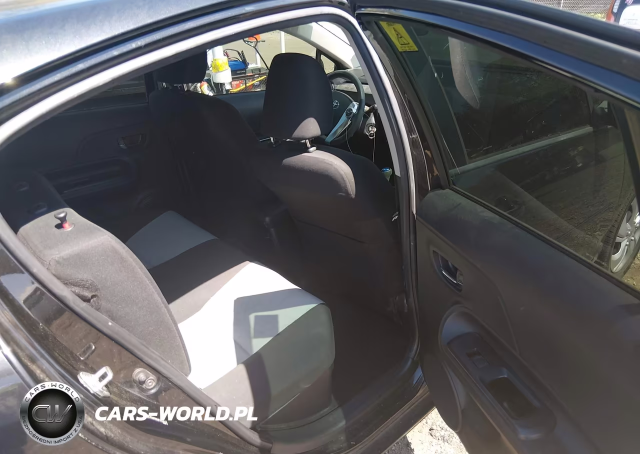 2015 Toyota Prius C Two VIN:JTDKDTB34F1114110 - 8
