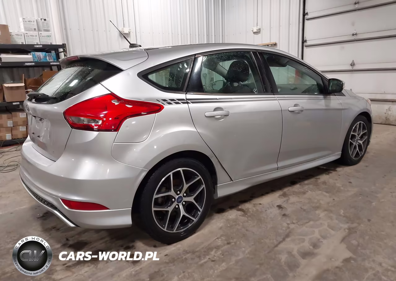 2016 Ford Focus Se VIN:1FADP3K26GL369893 - 4
