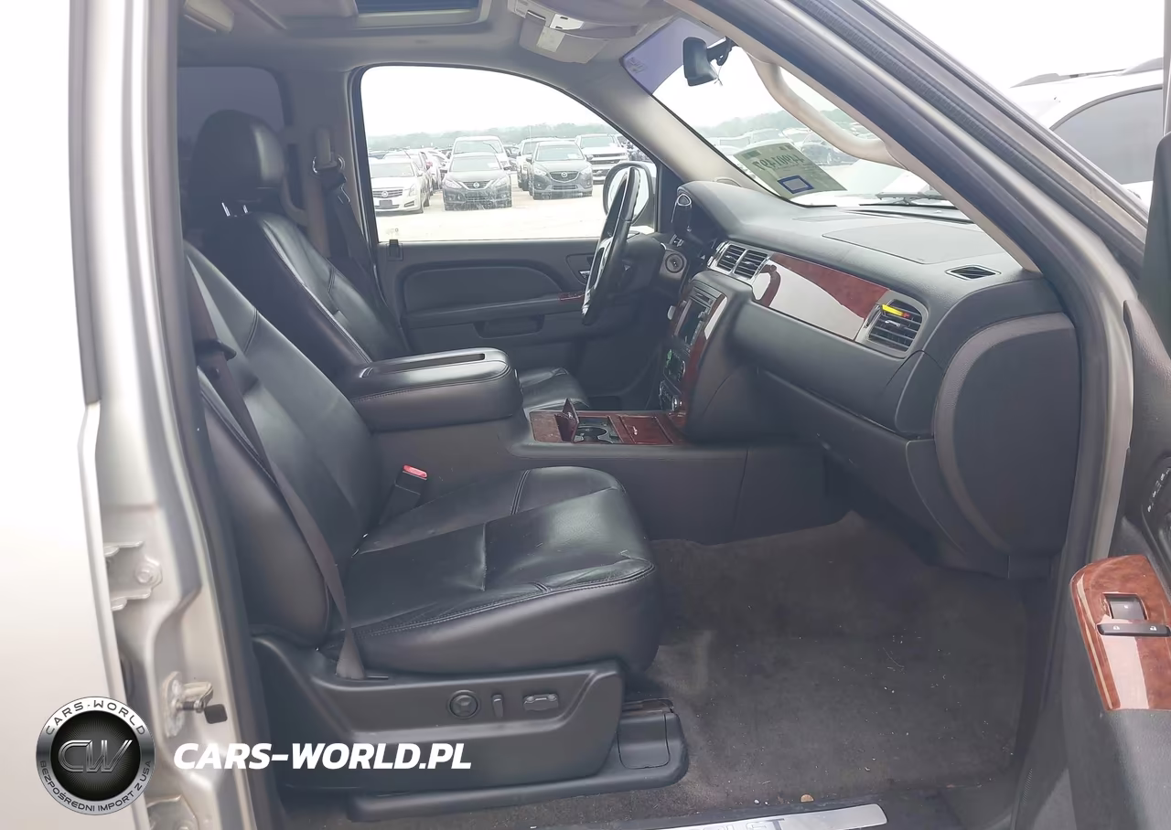2010 Chevrolet Tahoe Ltz VIN:1GNUCCE03AR125940 - 5