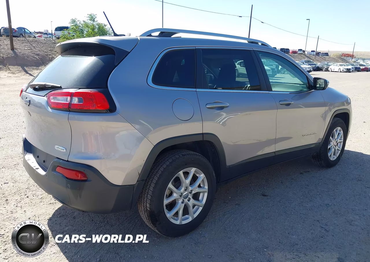 2018 Jeep Cherokee Latitude 4X4 VIN:1C4PJMCB6JD580963 - 4