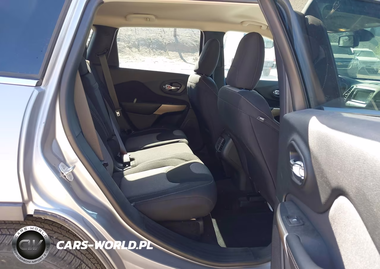 2018 Jeep Cherokee Latitude 4X4 VIN:1C4PJMCB6JD580963 - 8