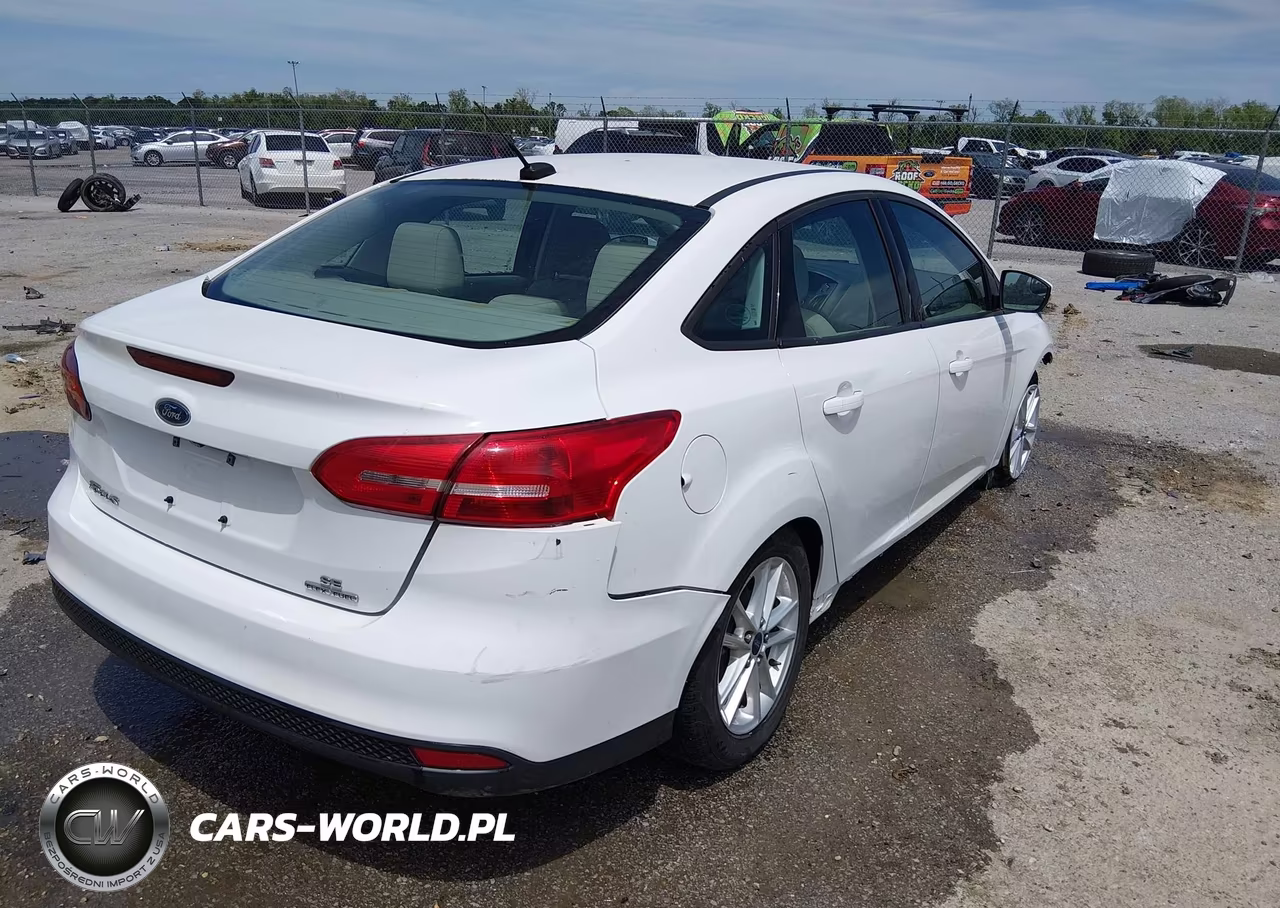 2016 Ford Focus Se VIN:1FADP3F22GL261359 - 4