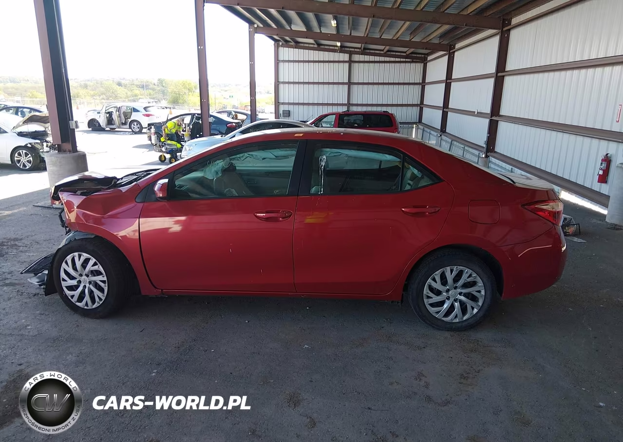 2018 Toyota Corolla Le VIN:5YFBURHE8JP785134 - 14