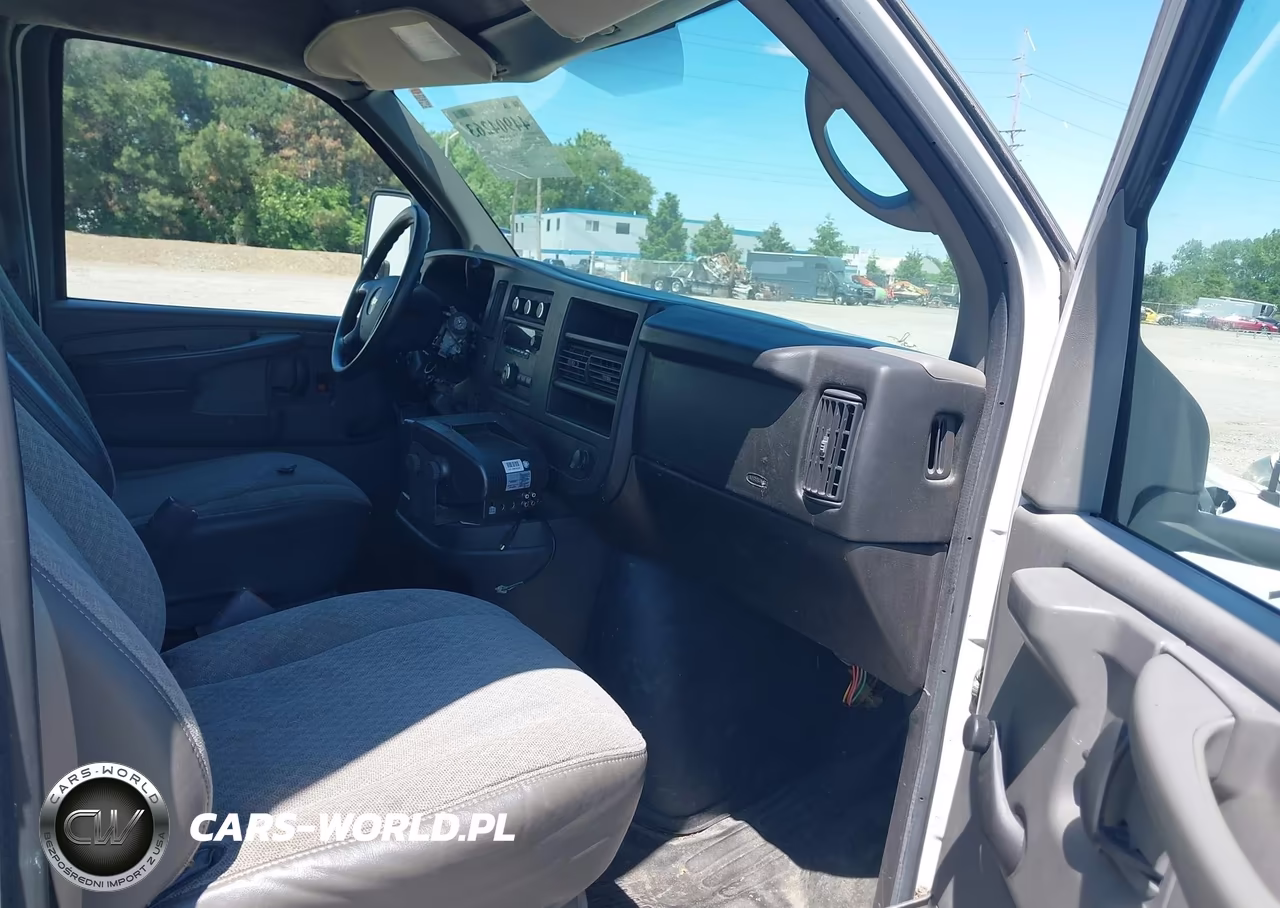 2009 Chevrolet Express Cutaway Work Van VIN:1GBHG31K791104237 - 6