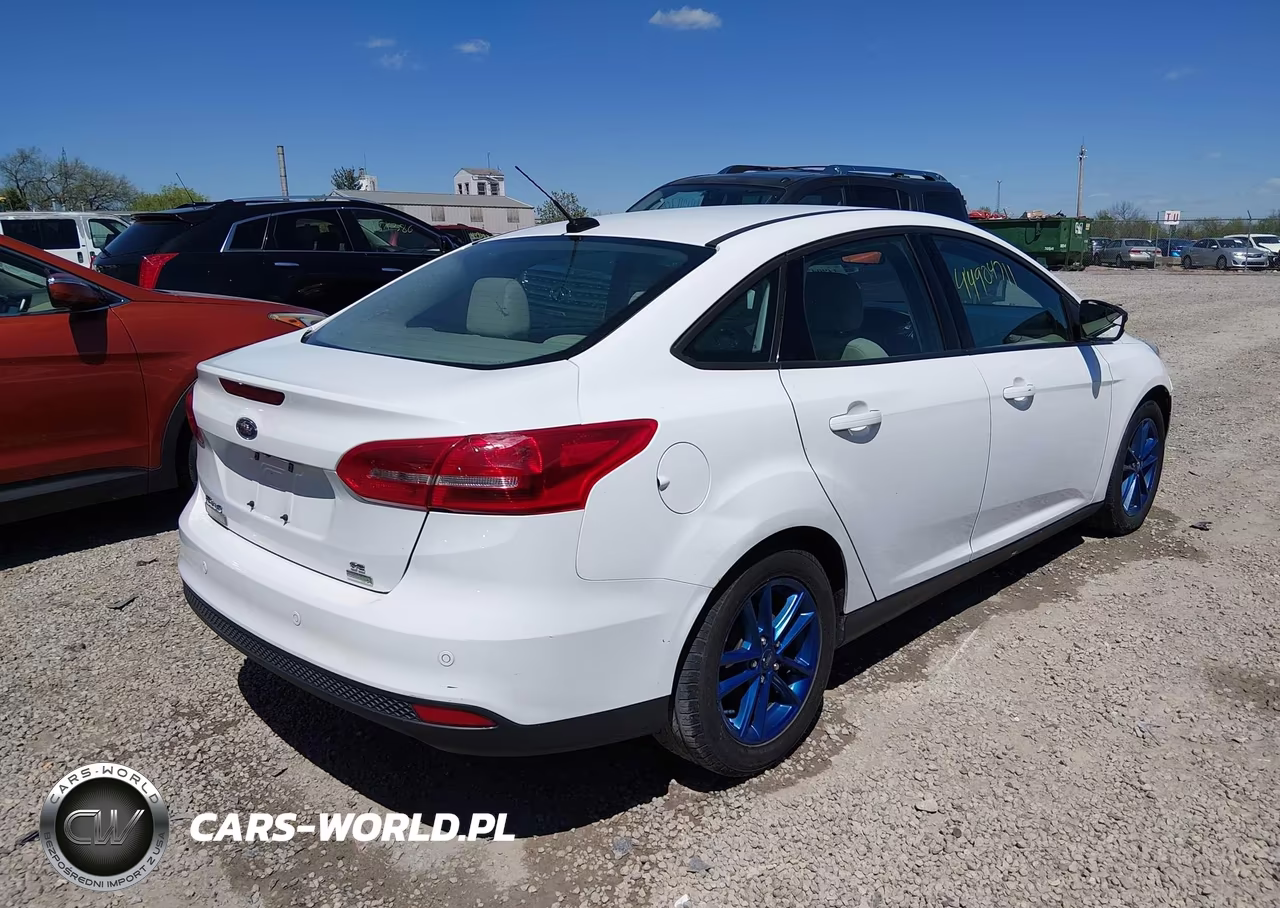 2015 Ford Focus Se VIN:1FADP3FE8FL297825 - 4