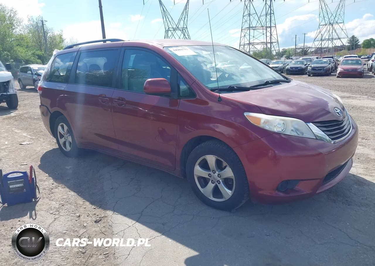 2013 Toyota Sienna Le V6 8 Passenger