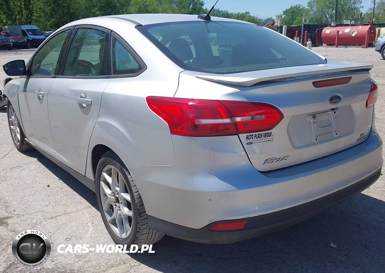 2015 Ford Focus Se VIN:1FADP3F28FL334264 - 3