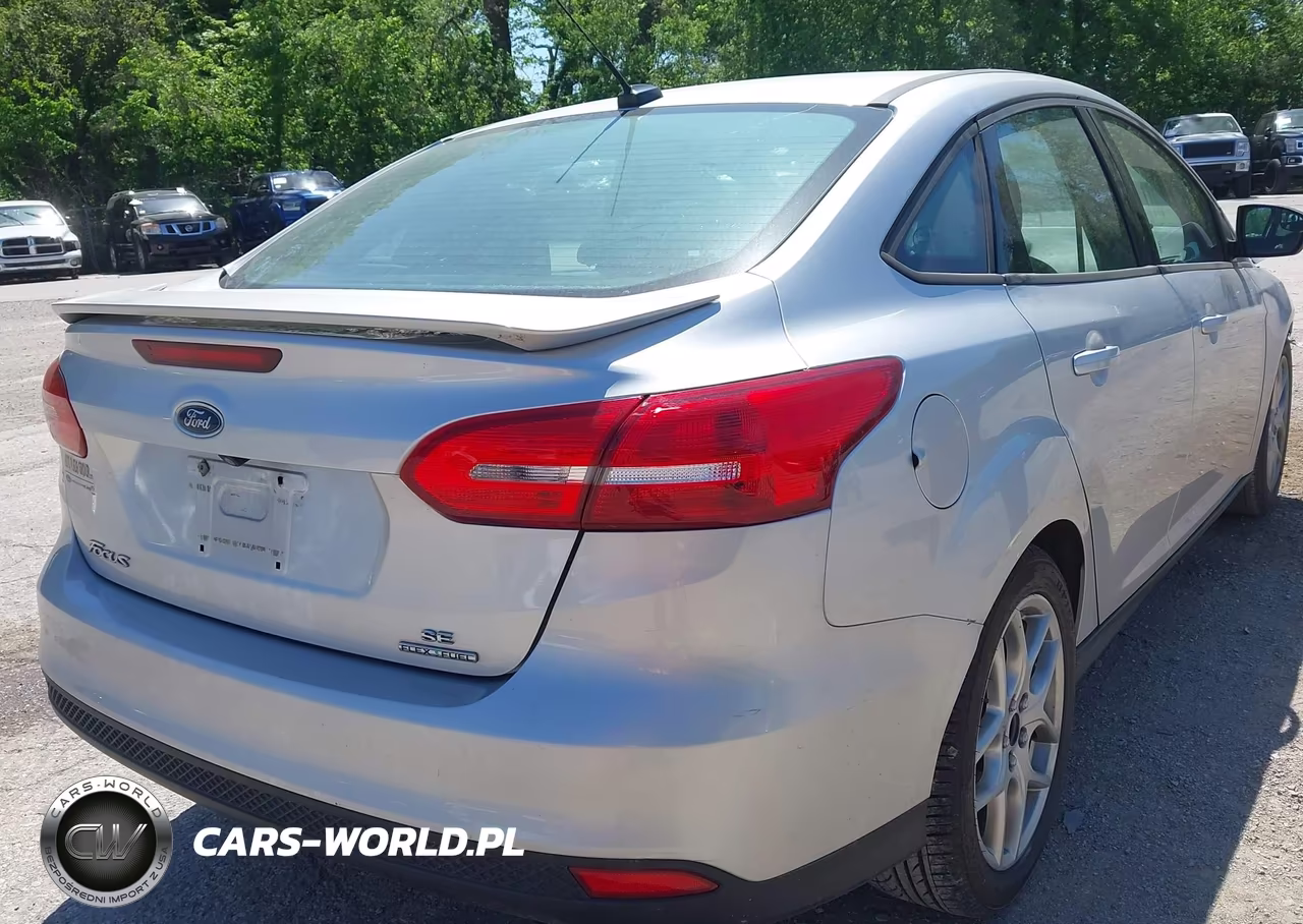 2015 Ford Focus Se VIN:1FADP3F28FL334264 - 4
