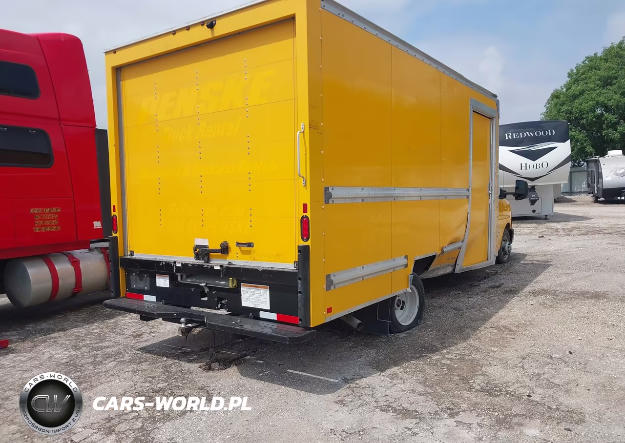 2023 GMC Savana Cutaway Work Van VIN:7GZ37TC73PN003445 - 4