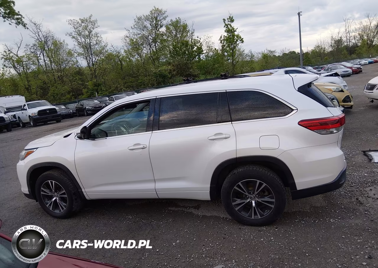 2018 Toyota Highlander Le Plus VIN:5TDZZRFH3JS258011 - 15