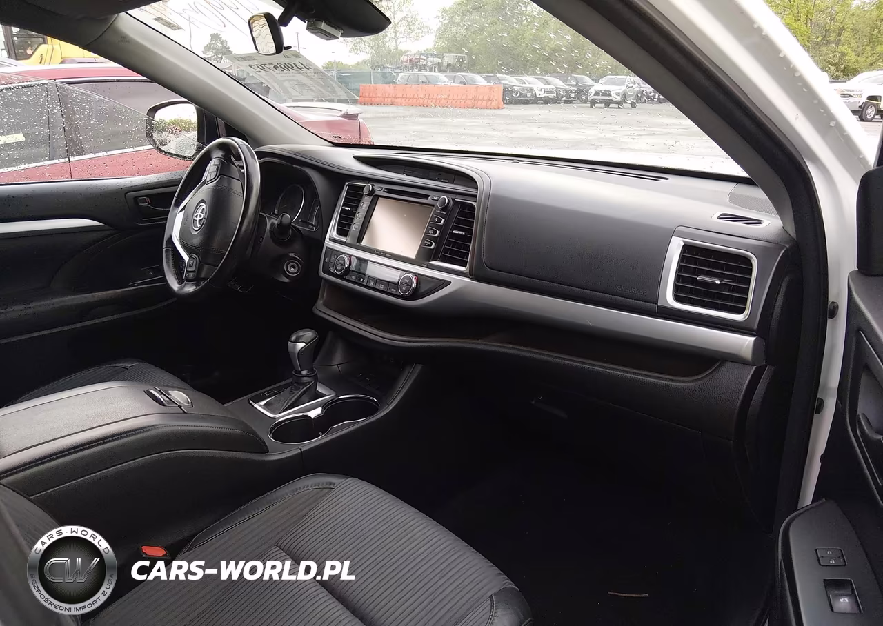 2018 Toyota Highlander Le Plus VIN:5TDZZRFH3JS258011 - 5