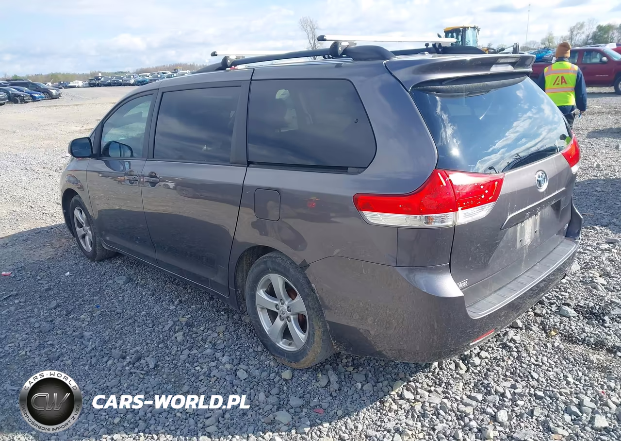 2011 Toyota Sienna Le V6 VIN:5TDKK3DC7BS126610 - 3