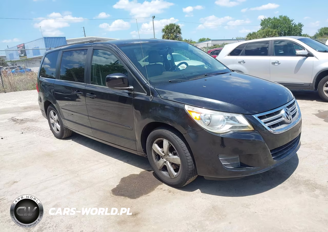 2011 Volkswagen Routan Se