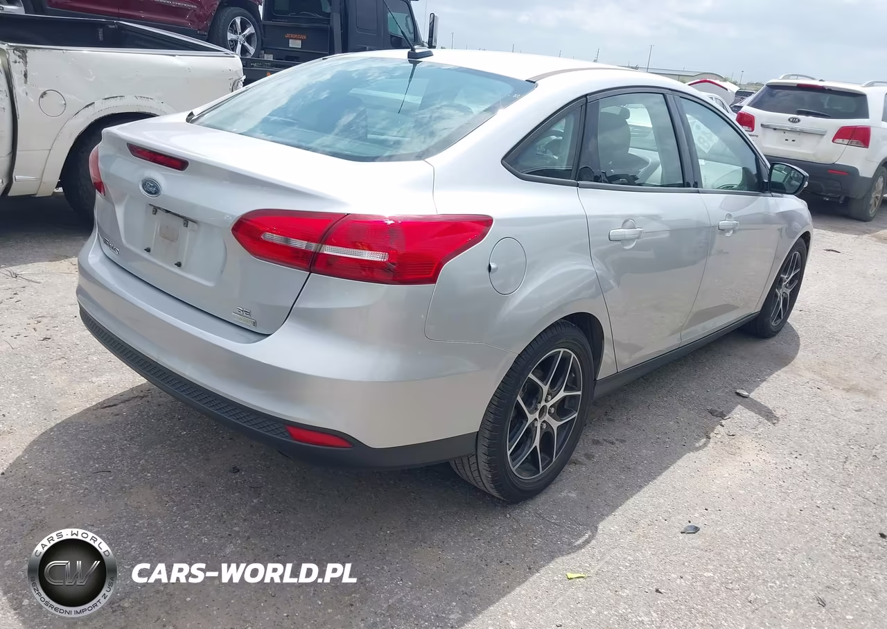 2017 Ford Focus Se VIN:1FADP3FEXHL283816 - 4