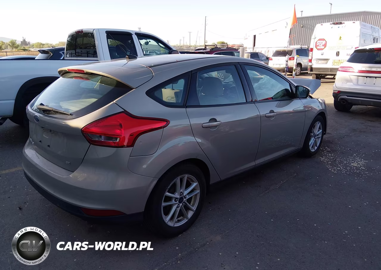 2015 Ford Focus Se VIN:1FADP3K27FL256596 - 4