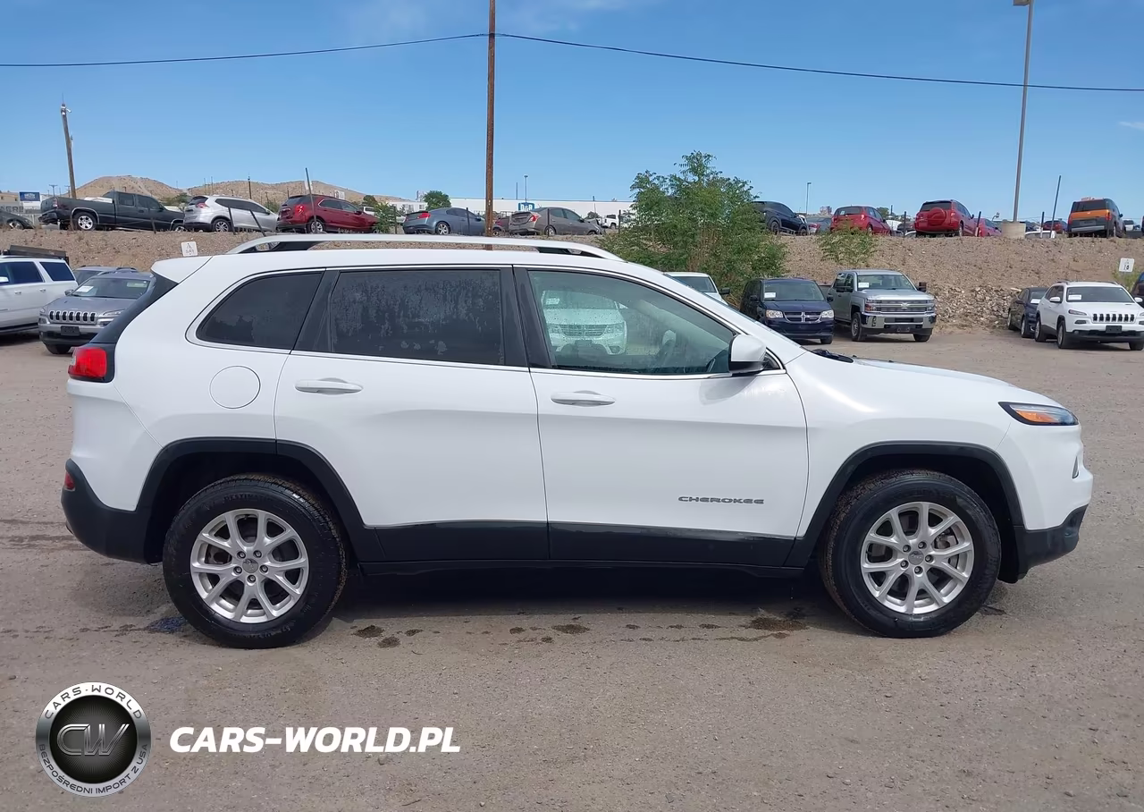 2018 Jeep Cherokee Latitude 4X4 VIN:1C4PJMCB0JD569053 - 16