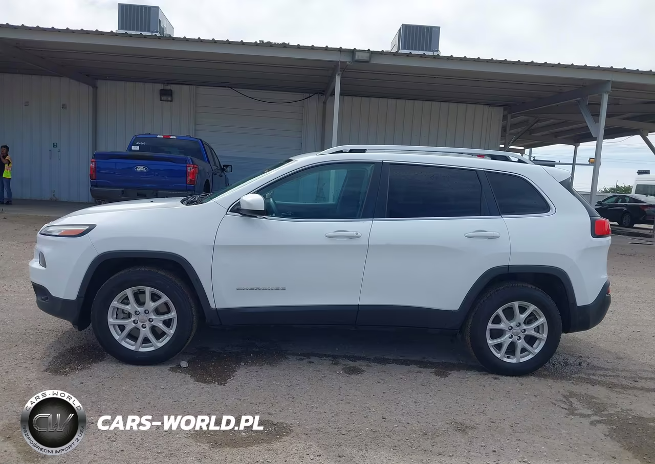 2018 Jeep Cherokee Latitude 4X4 VIN:1C4PJMCB0JD569053 - 17