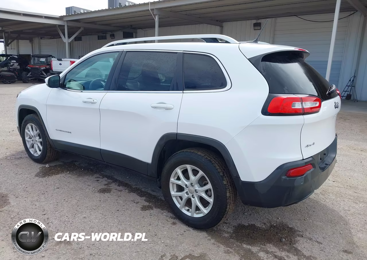 2018 Jeep Cherokee Latitude 4X4 VIN:1C4PJMCB0JD569053 - 3