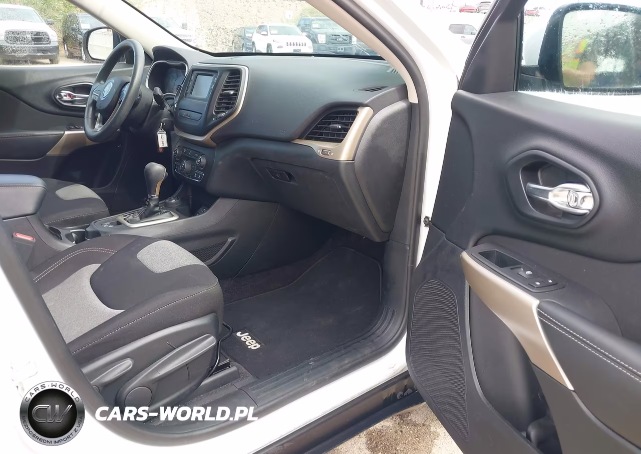 2018 Jeep Cherokee Latitude 4X4 VIN:1C4PJMCB0JD569053 - 5