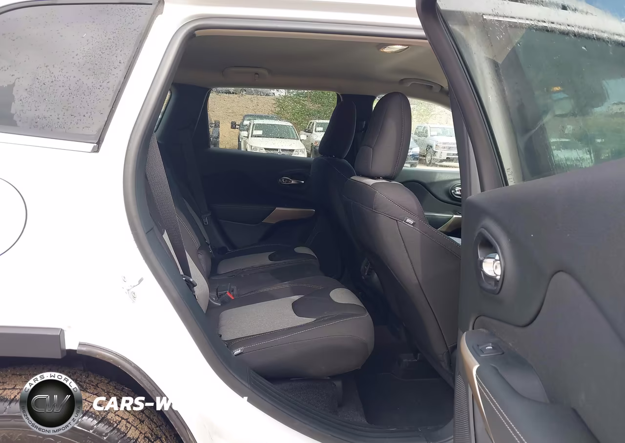 2018 Jeep Cherokee Latitude 4X4 VIN:1C4PJMCB0JD569053 - 8