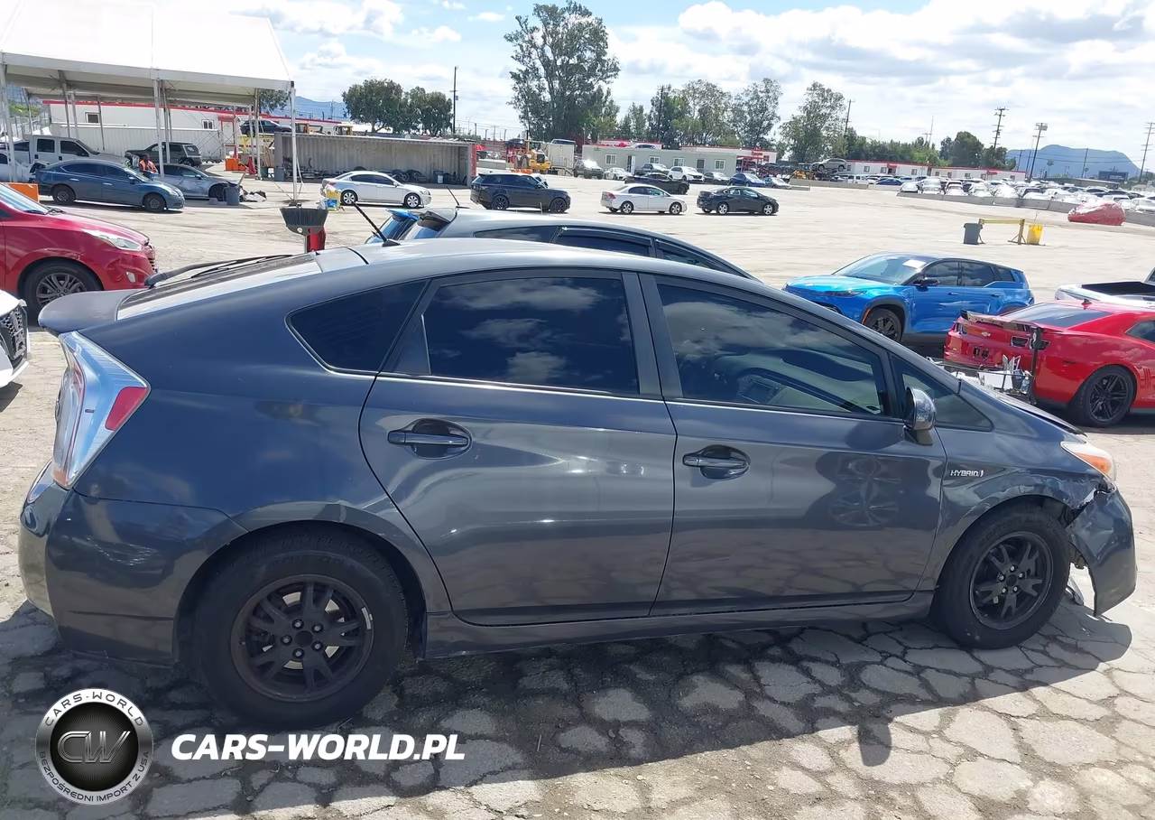 2015 Toyota Prius Two VIN:JTDKN3DU7F1877662 - 13