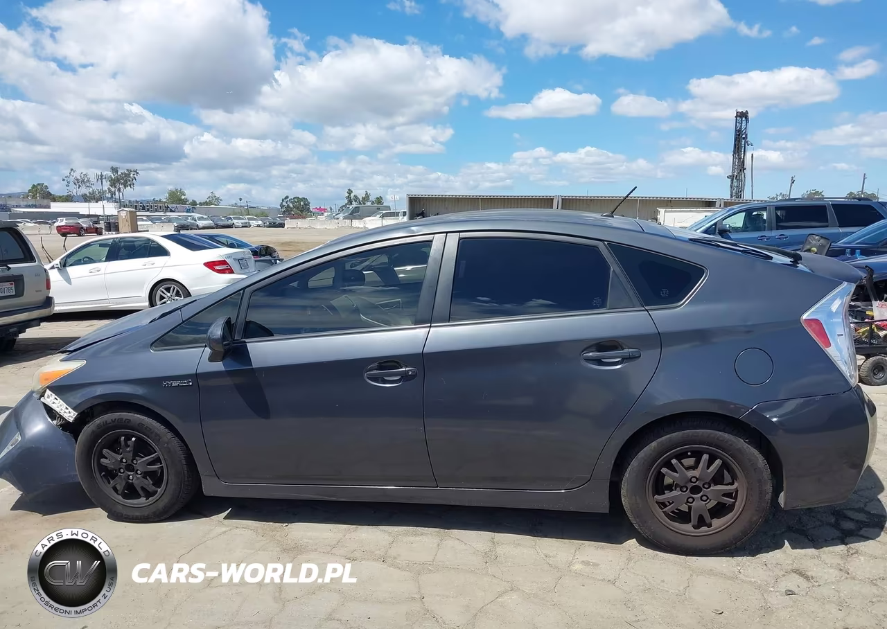 2015 Toyota Prius Two VIN:JTDKN3DU7F1877662 - 14