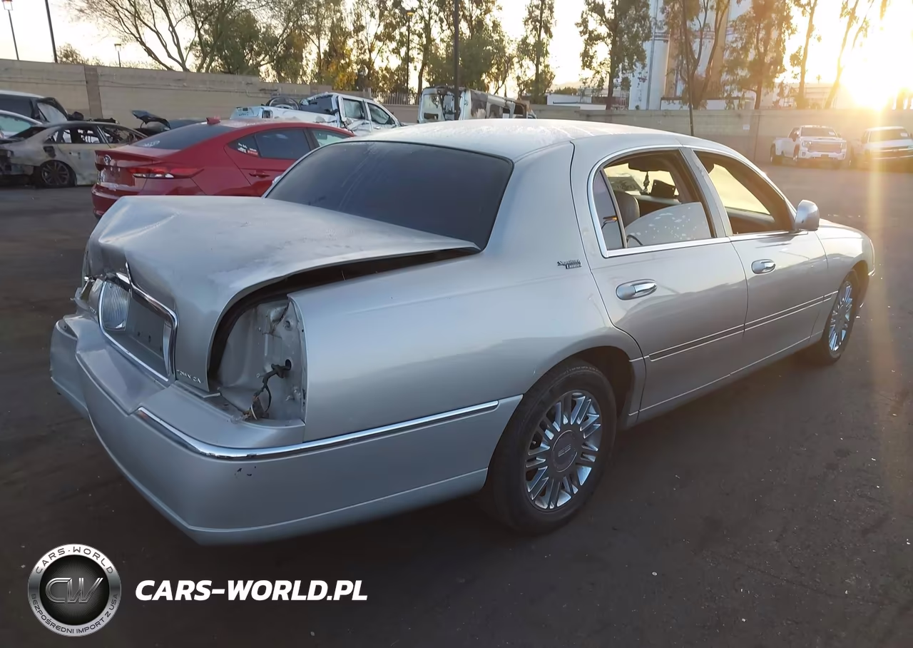 2007 Lincoln Town Car Signature Limited VIN:1LNHM82W17Y620998 - 4