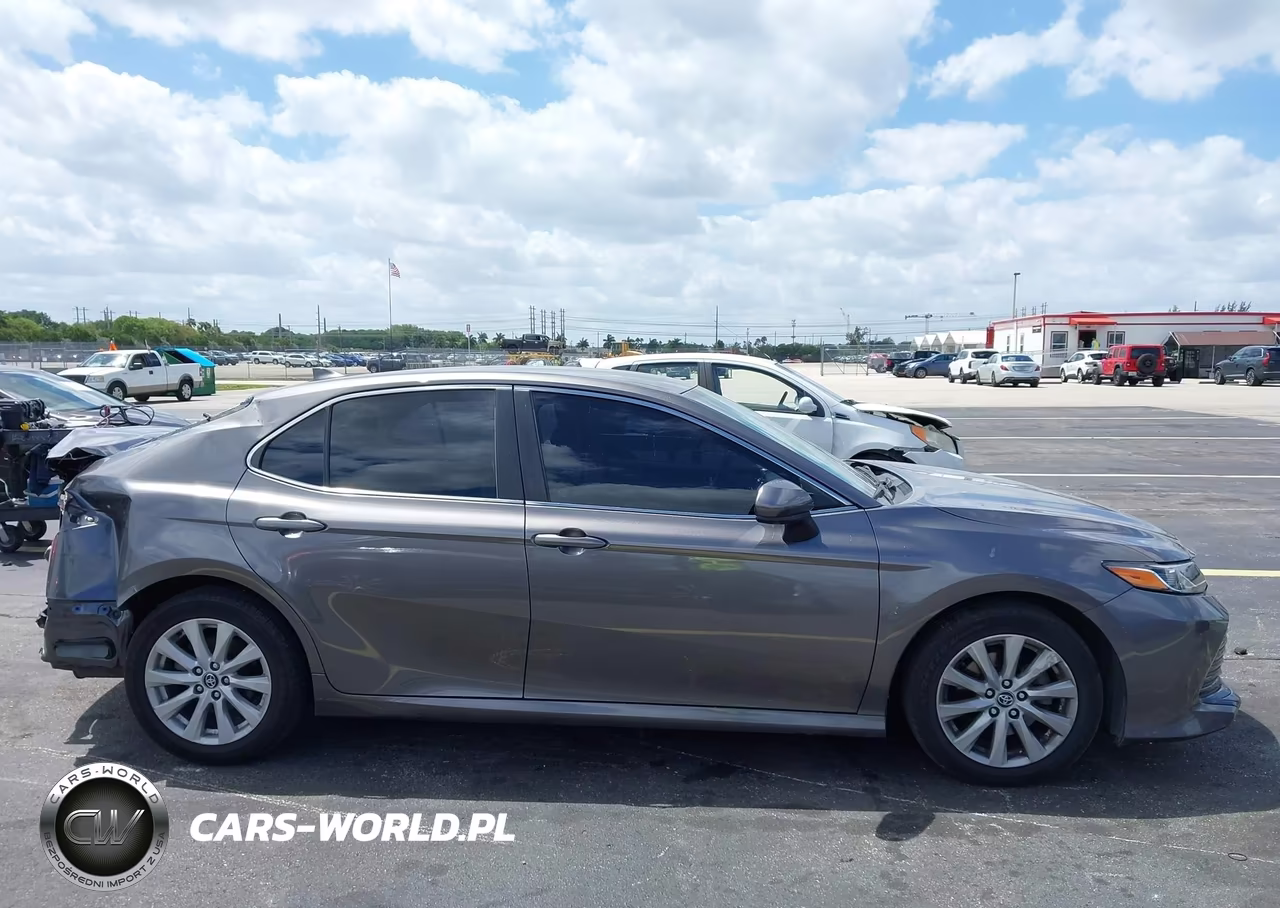 2020 Toyota Camry Le VIN:4T1C11AK8LU890921 - 13