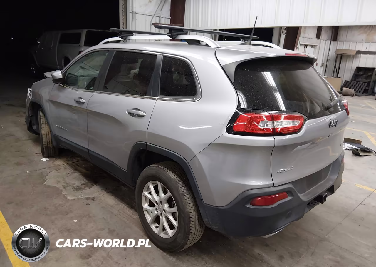 2017 Jeep Cherokee Latitude 4X4 VIN:1C4PJMCS5HD220528 - 3