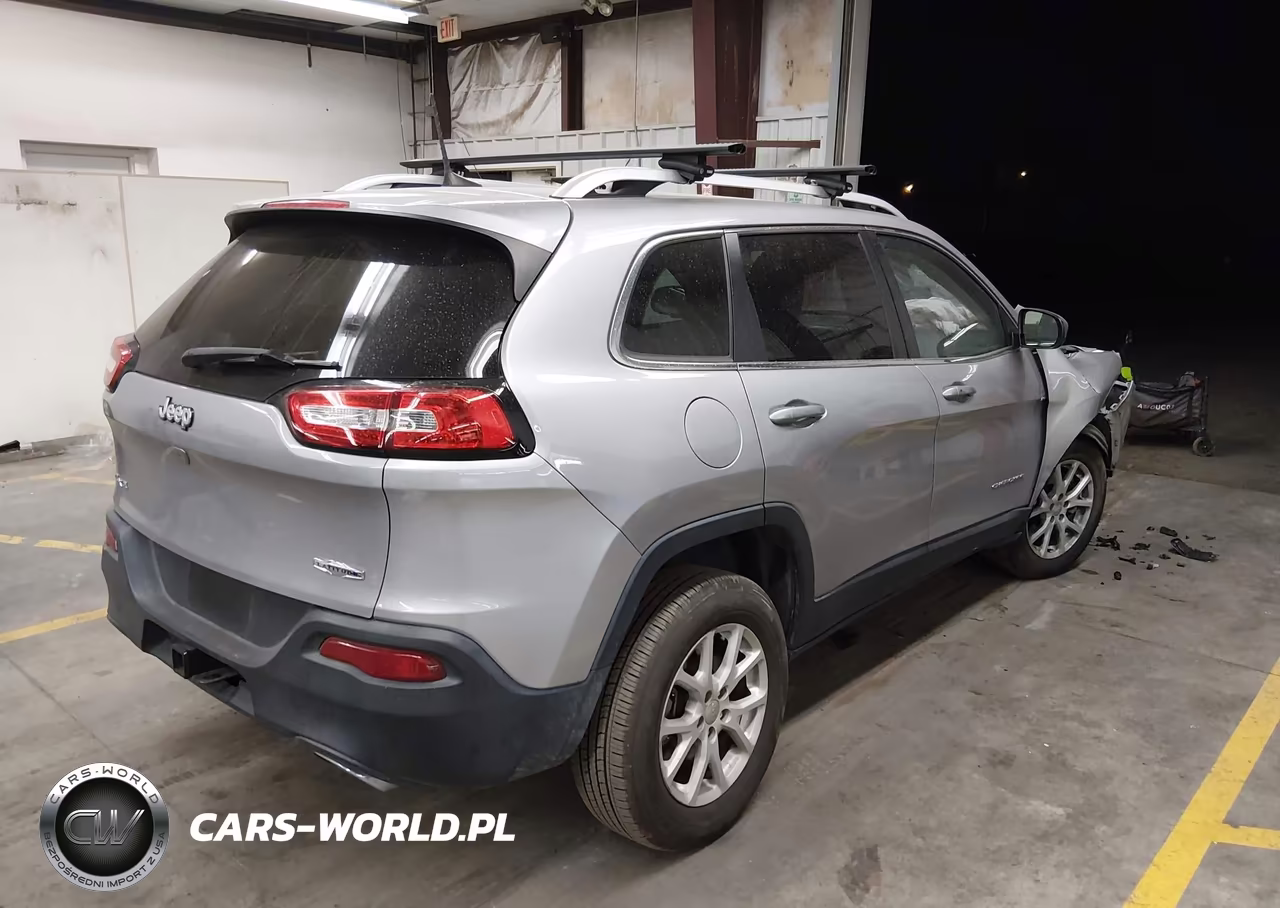 2017 Jeep Cherokee Latitude 4X4 VIN:1C4PJMCS5HD220528 - 4