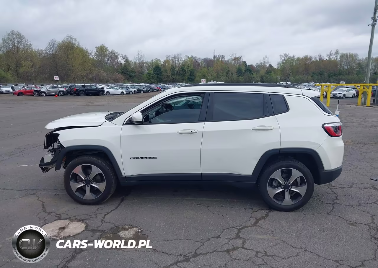 2018 Jeep Compass Latitude 4X4 VIN:3C4NJDBB1JT104896 - 14