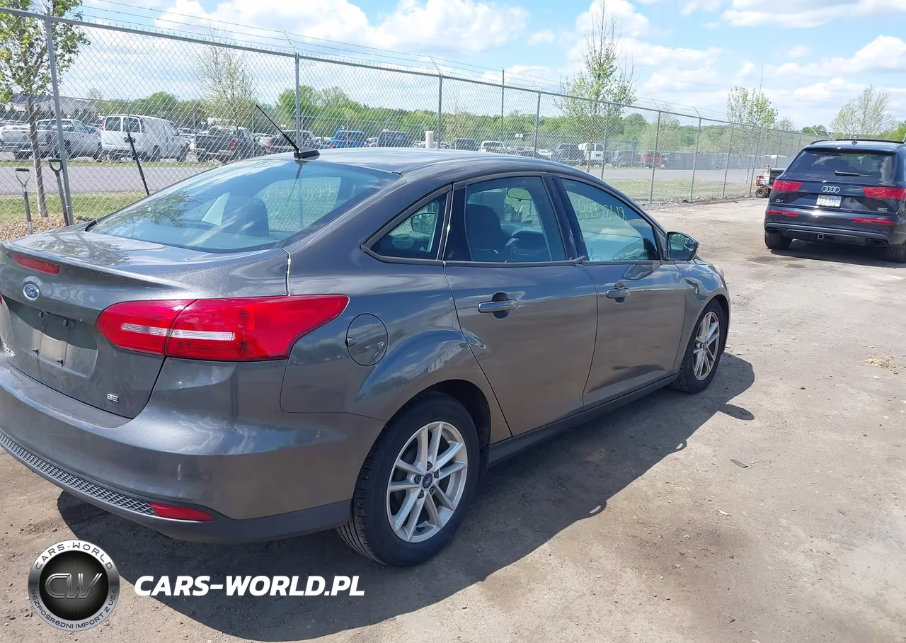 2016 Ford Focus Se VIN:1FADP3F21GL273339 - 4