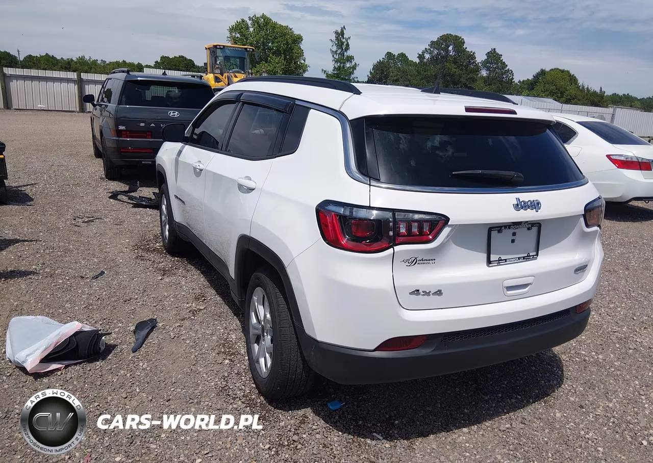 2025 Jeep Compass Latitude 4X4 VIN:3C4NJDBN1ST580321 - 3