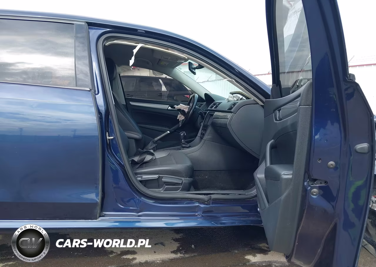 2015 Volkswagen Passat 1.8T Wolfsburg Edition VIN:1VWAT7A30FC050494 - 5