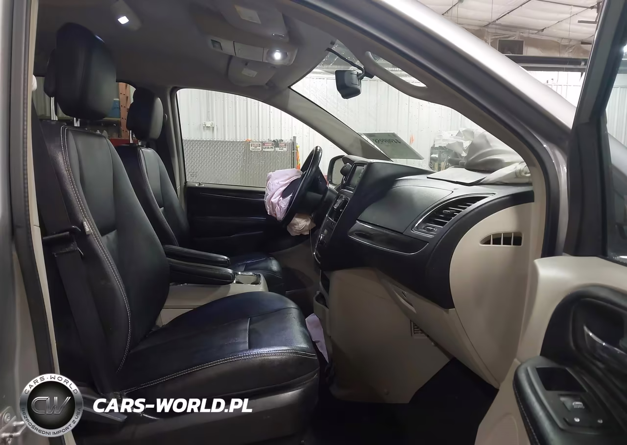 2016 Chrysler Town & Country Touring VIN:2C4RC1BG0GR268397 - 5