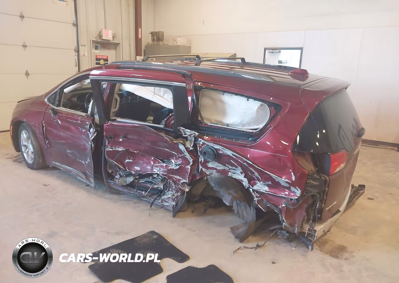 2017 Chrysler Pacifica Touring-L Plus VIN:2C4RC1EG0HR810823 - 3