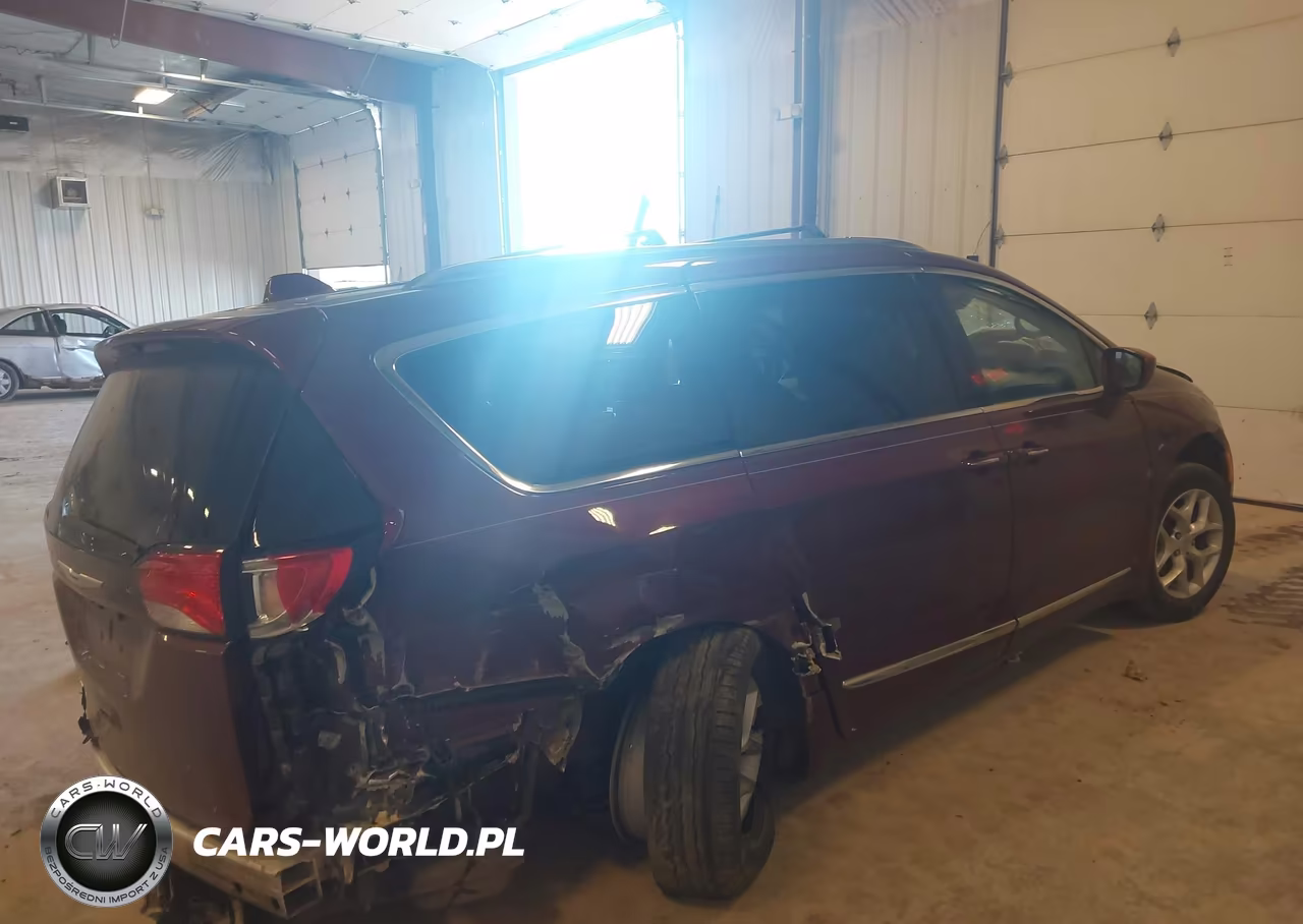 2017 Chrysler Pacifica Touring-L Plus VIN:2C4RC1EG0HR810823 - 4
