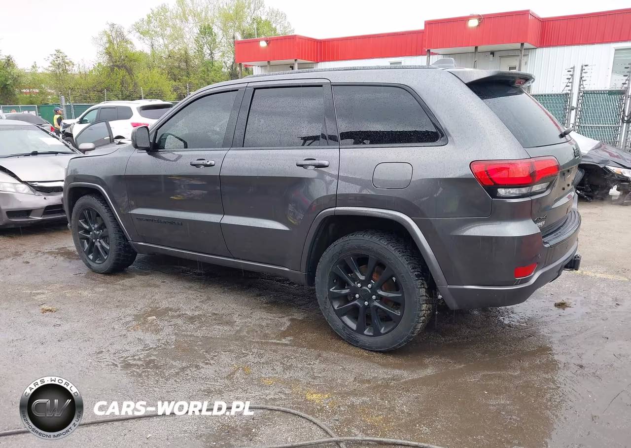 2017 Jeep Grand Cherokee Altitude 4X4 VIN:1C4RJFAG2HC704889 - 3