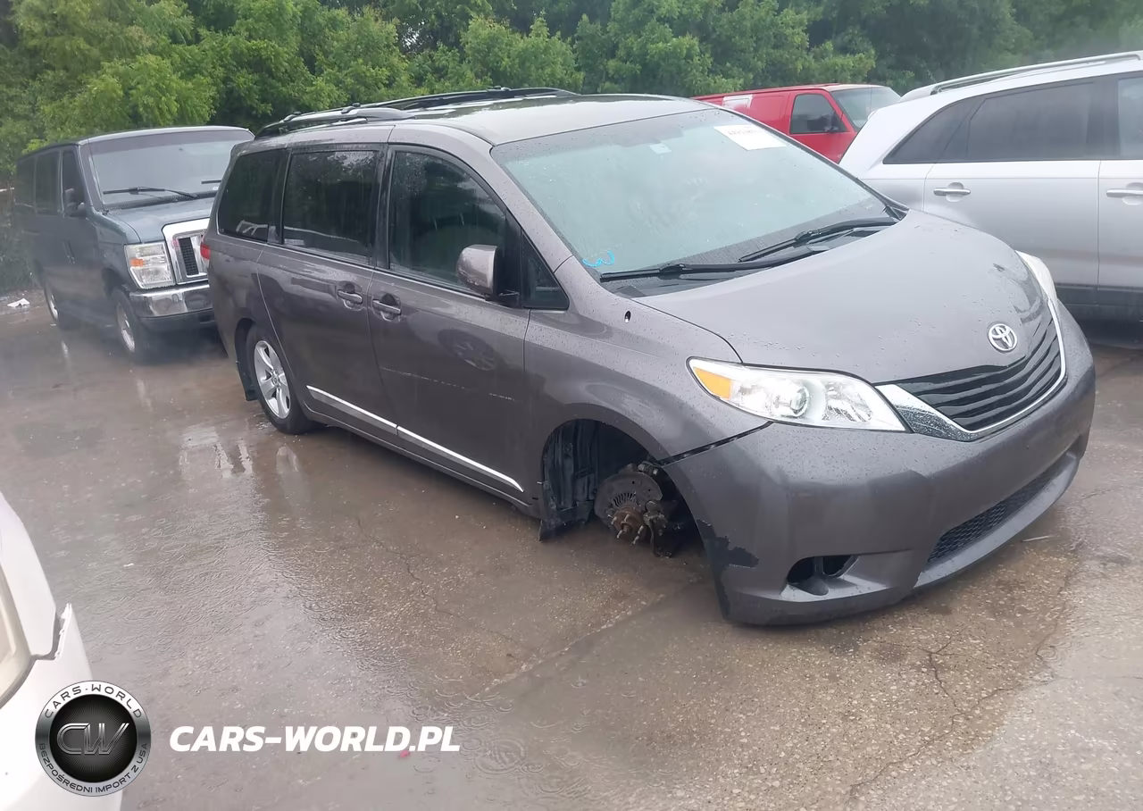 2013 Toyota Sienna Le V6 8 Passenger