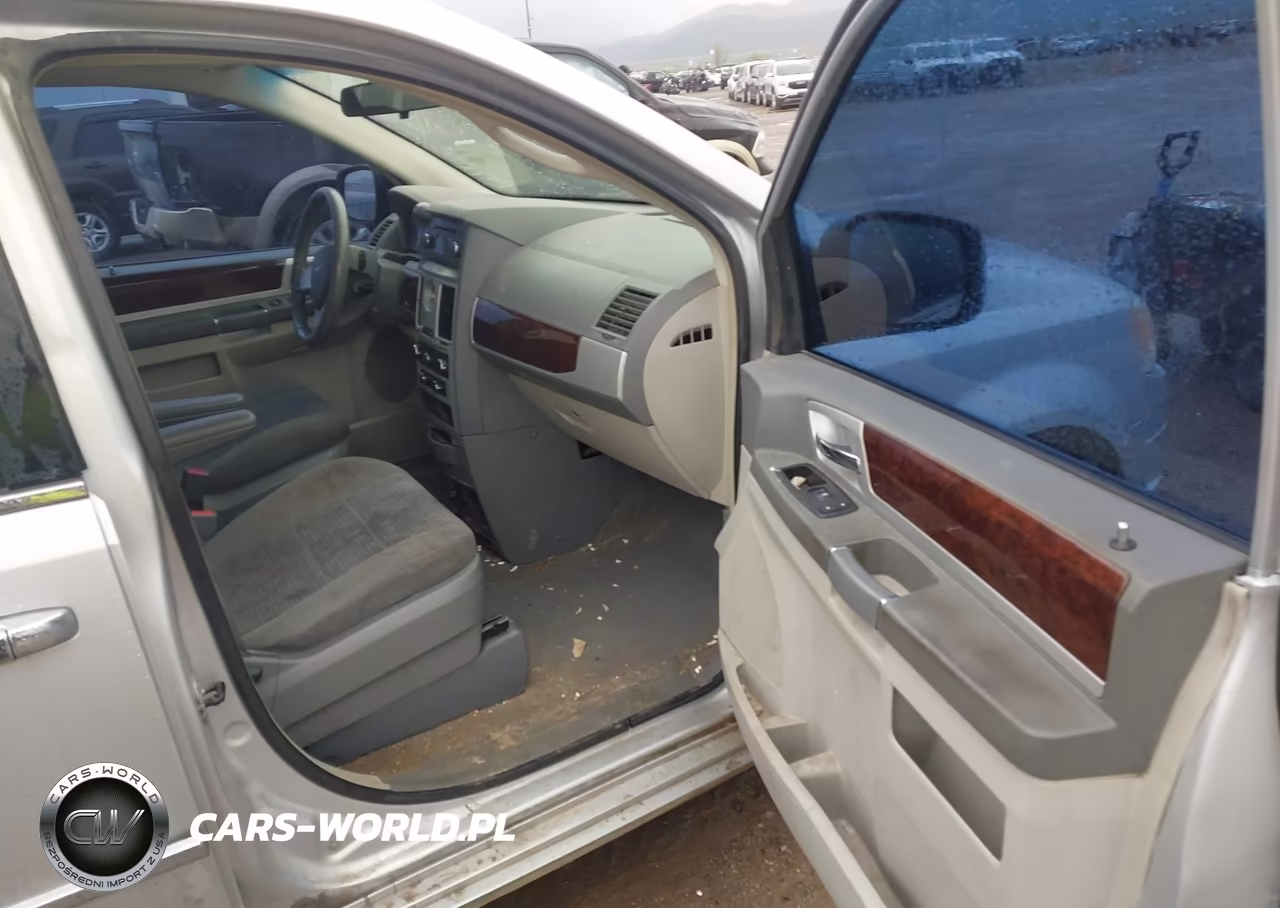 2010 Chrysler Town & Country Touring VIN:2A4RR5D13AR249830 - 5