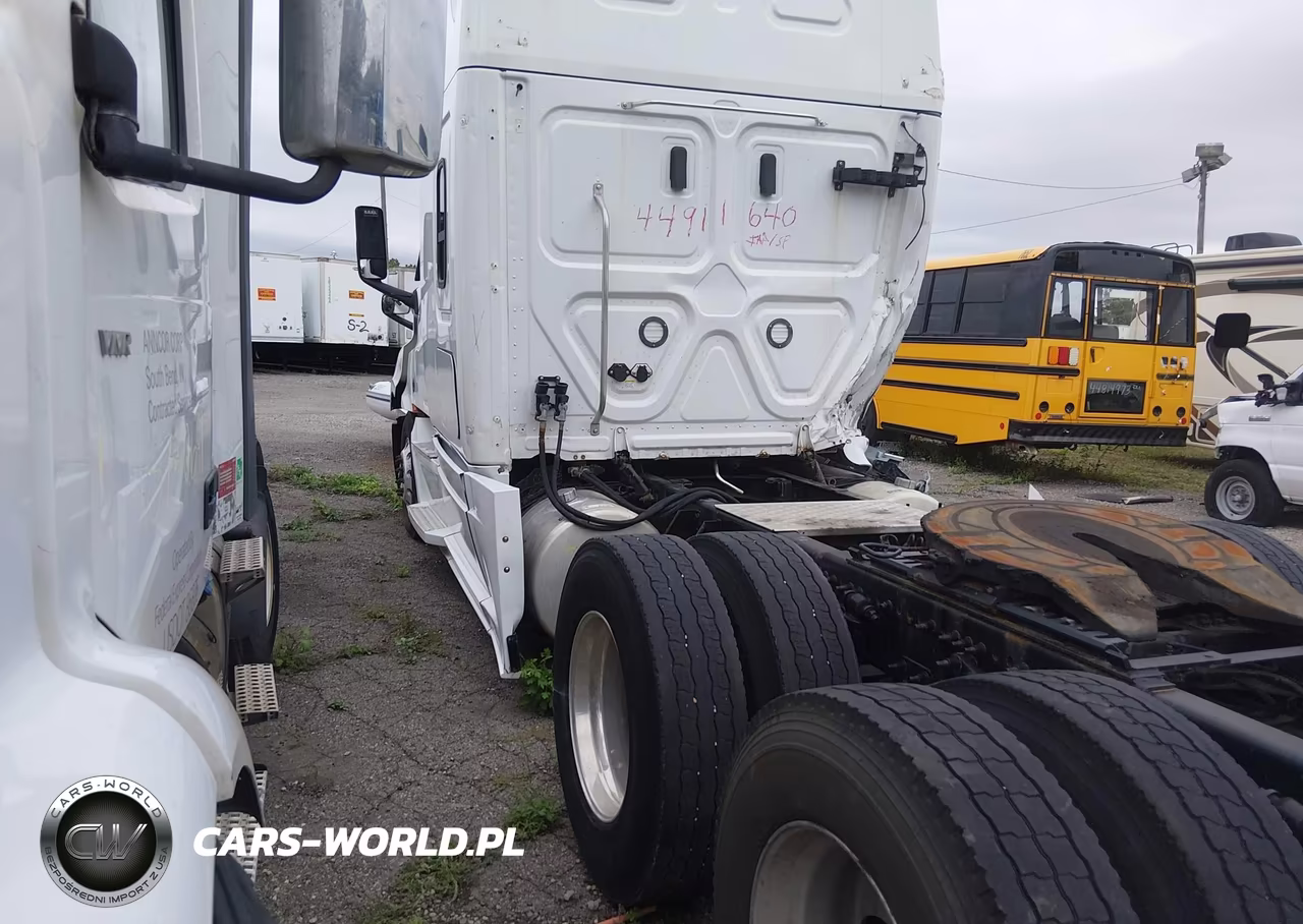 2020 Freightliner New Cascadia 126 VIN:1FUJHHDR1LLKU7205 - 3