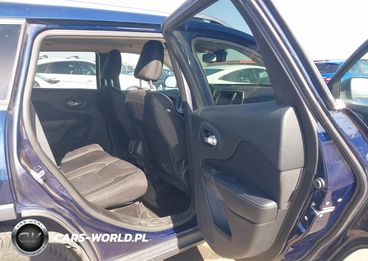 2015 Jeep Cherokee Latitude VIN:1C4PJMCS1FW668573 - 8