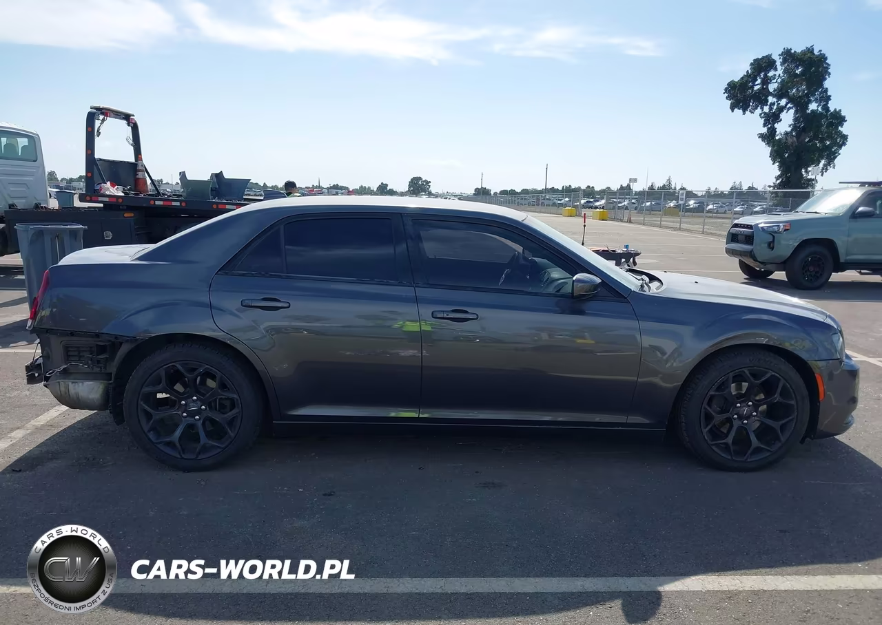 2019 Chrysler 300 300S VIN:2C3CCABG3KH682847 - 13